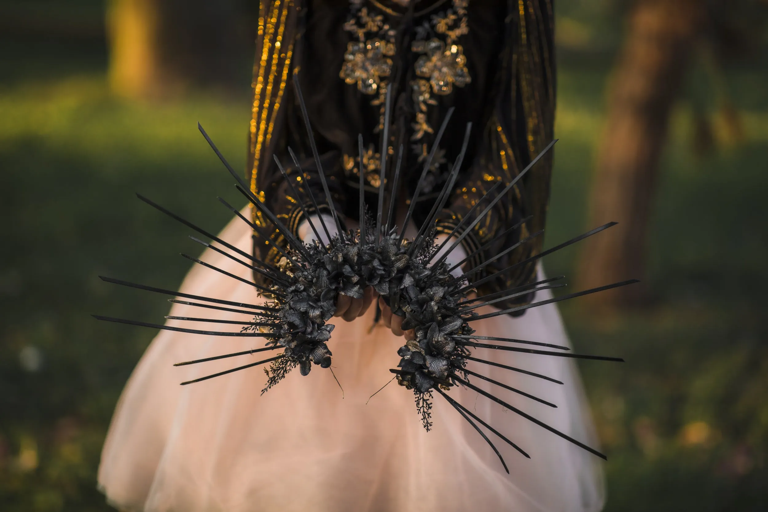 Flower black and gold halo crown Met gala crown Spiked wedding tiara Bridal headpiece Sun ray crown Black photoshoot halo crown Magaela