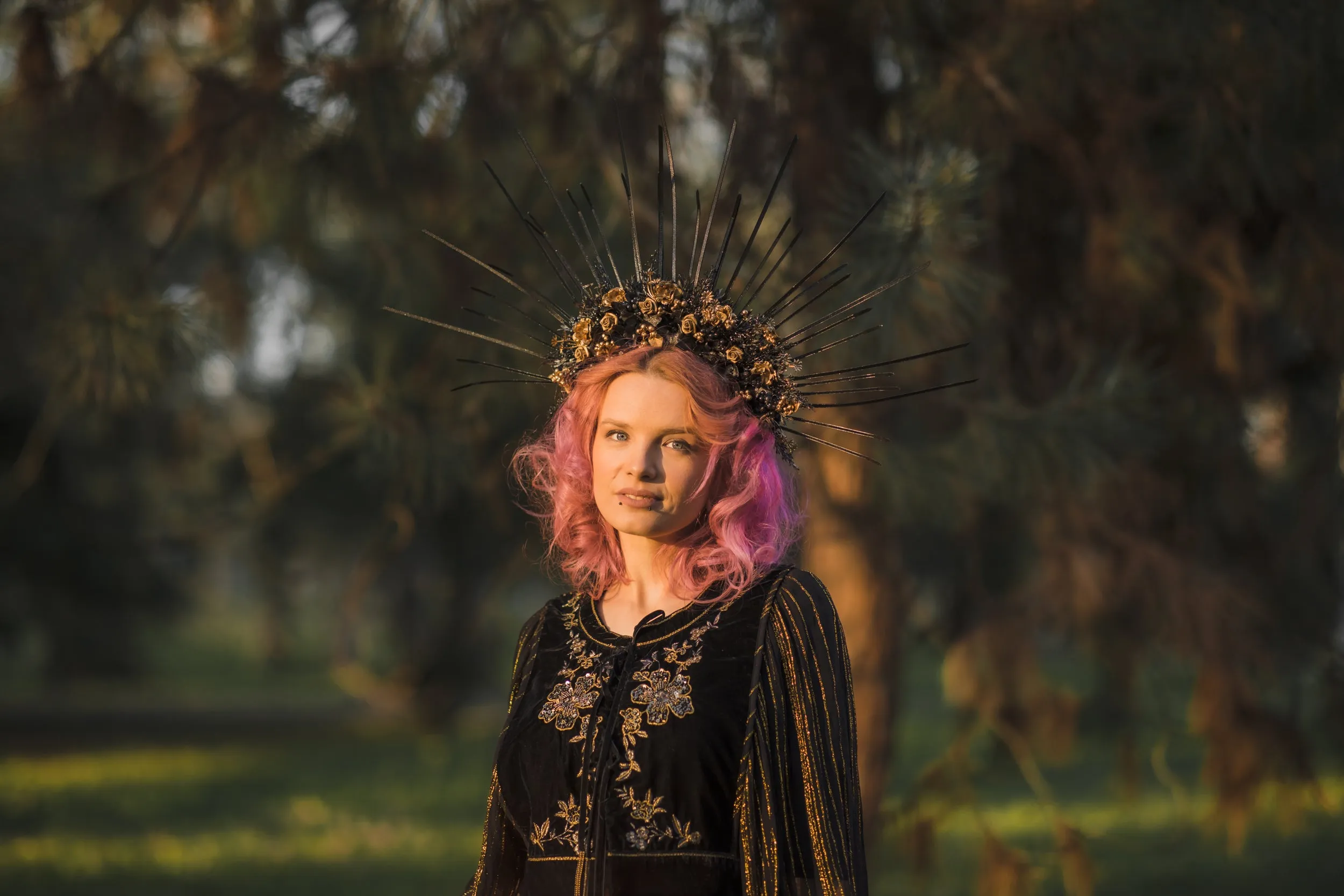 Flower black and gold halo crown Met gala crown Spiked wedding tiara Bridal headpiece Sun ray crown Black photoshoot halo crown Magaela