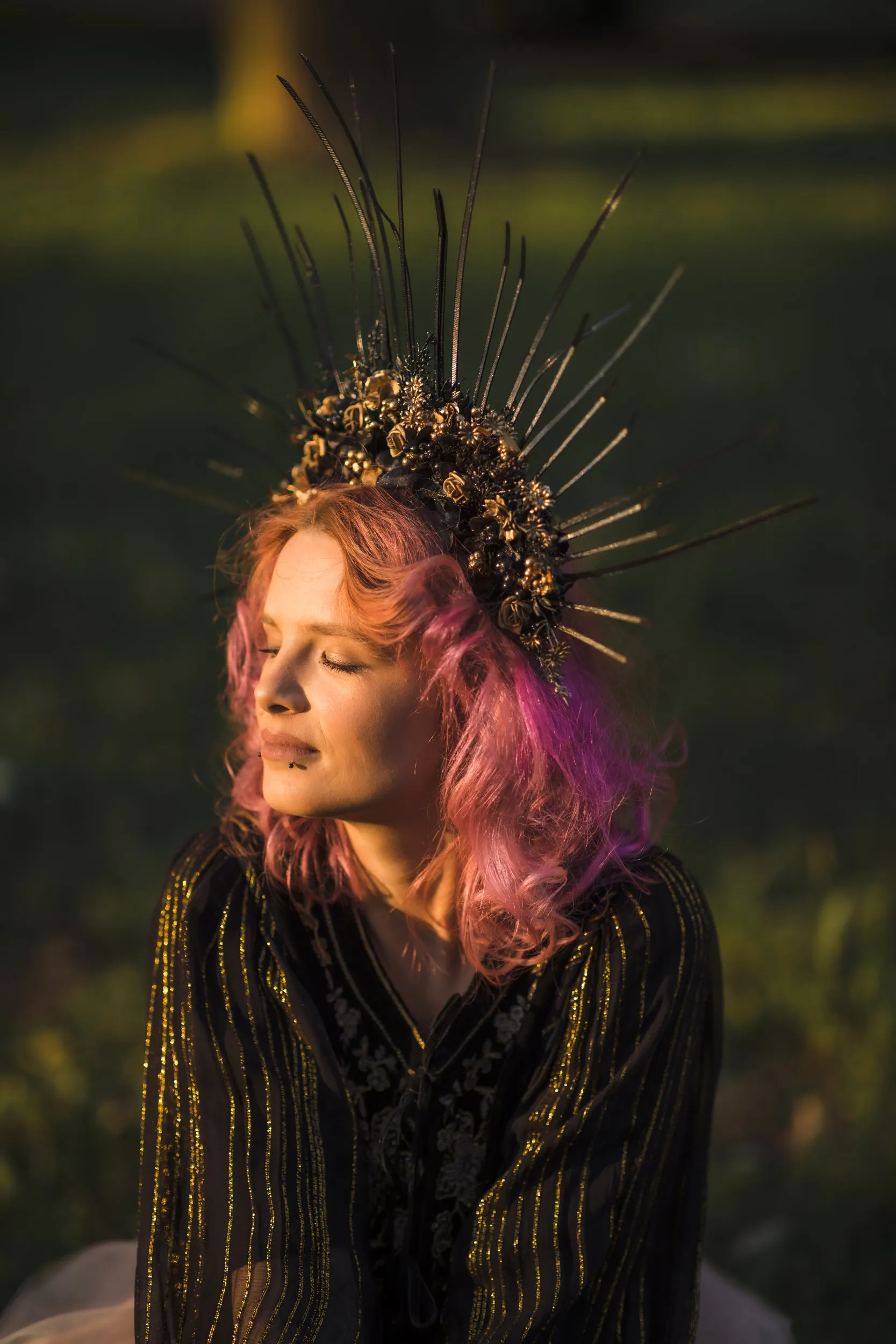 Flower black and gold halo crown Met gala crown Spiked wedding tiara Bridal headpiece Sun ray crown Black photoshoot halo crown Magaela