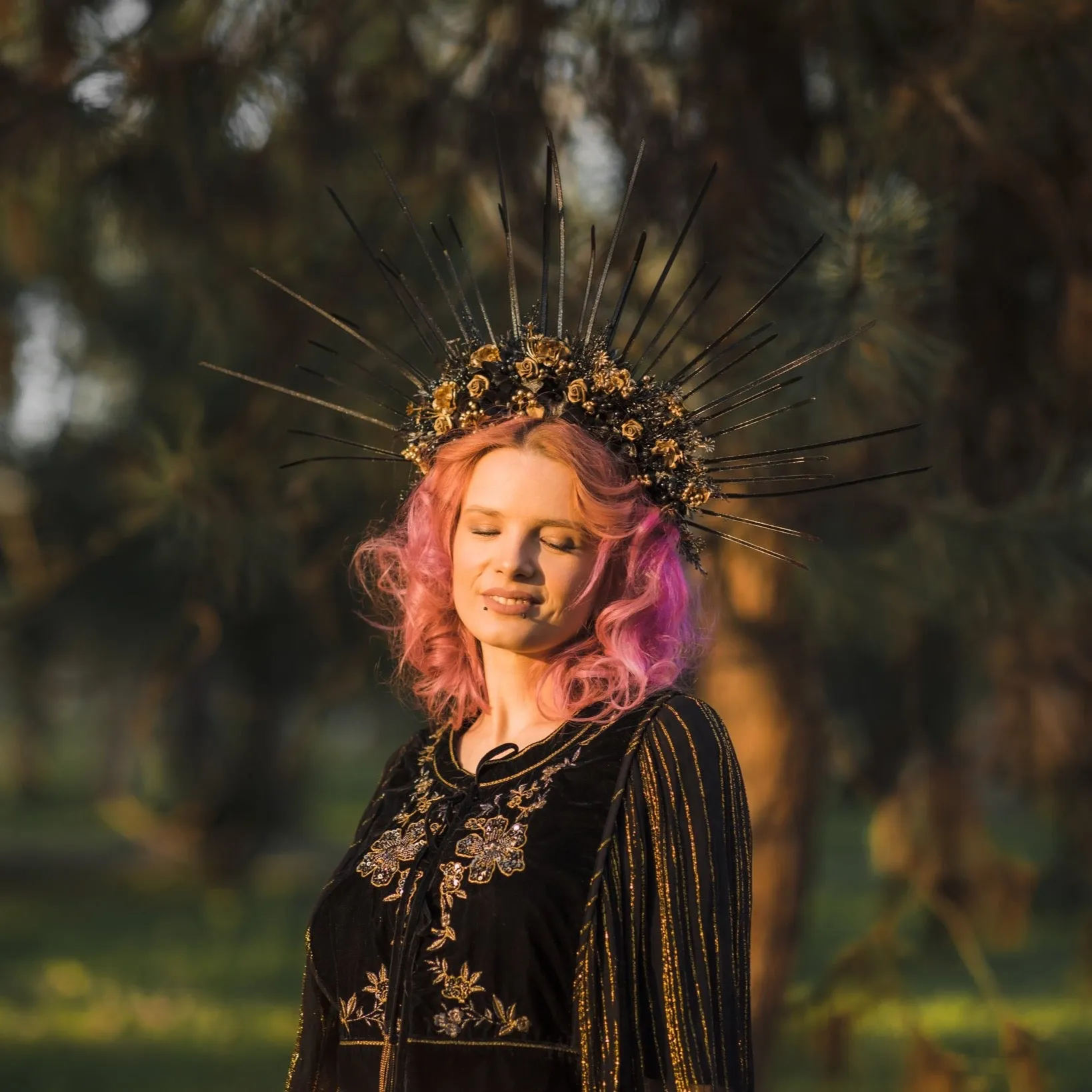 Flower black and gold halo crown Met gala crown Spiked wedding tiara Bridal headpiece Sun ray crown Black photoshoot halo crown Magaela